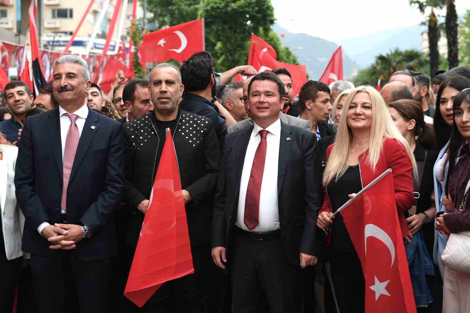 19 Mayıs coşkusu caddelere sığmadı