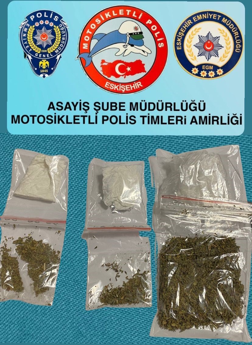 4 şüphelinin üzerinde 1 ruhsatsız tabanca ve uyuşturucu maddeler ele geçirildi