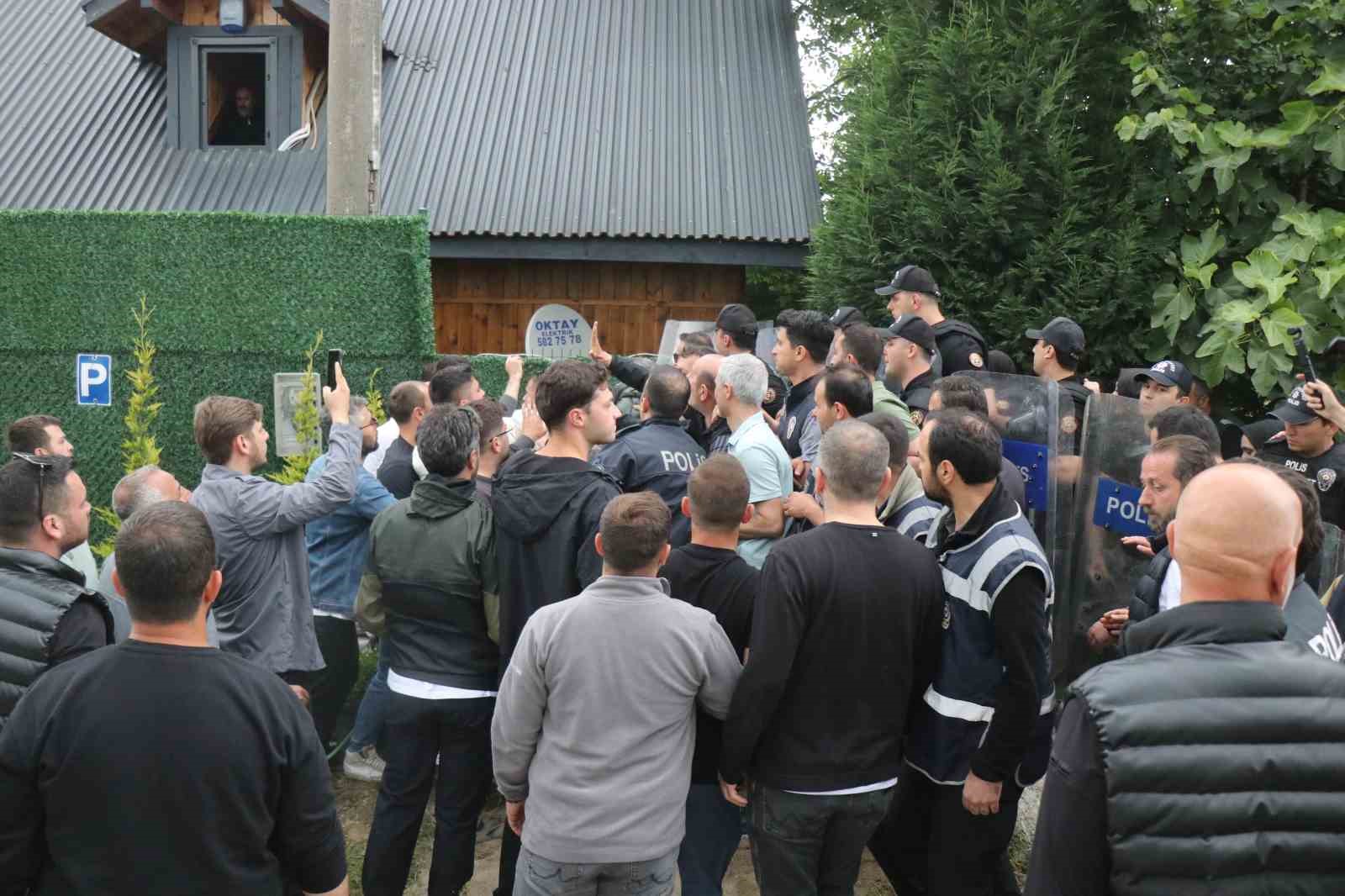 4 yıldır su faturası ödediği bungalovun suyu kesilince yolu kapattı, ortalık karıştı