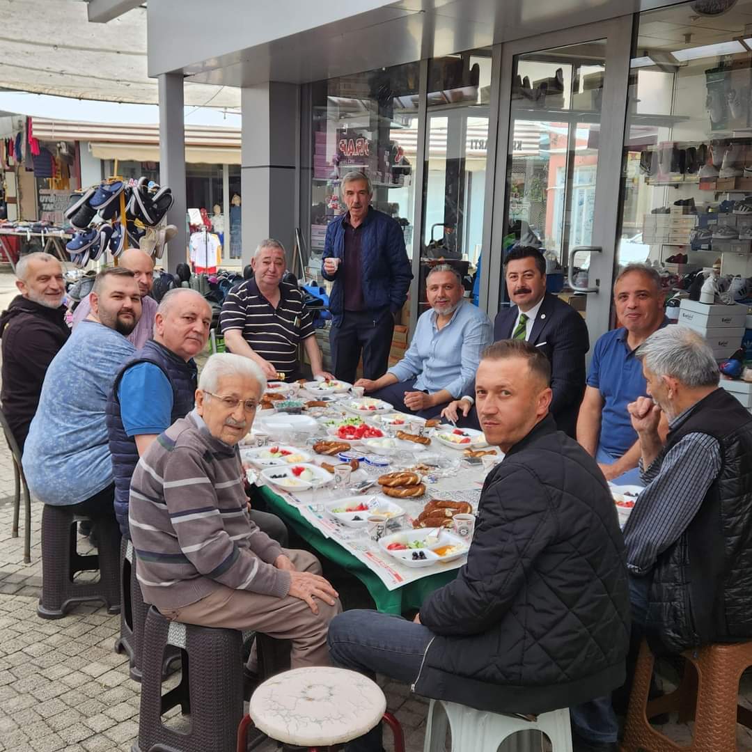 Yenişehir Belediye  Başkanı Özel çarşı esnafıyla kahvaltı da buluştu