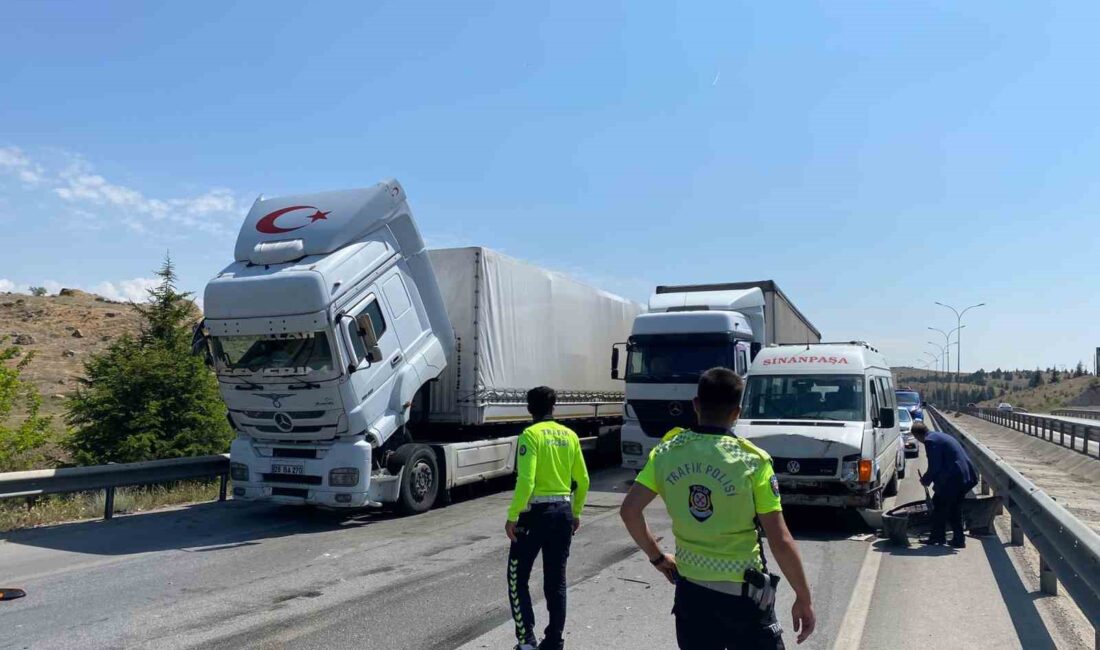 AFYONKARAHİSAR’DA YOLCU MİNİBÜSÜNÜN KARIŞTIĞI