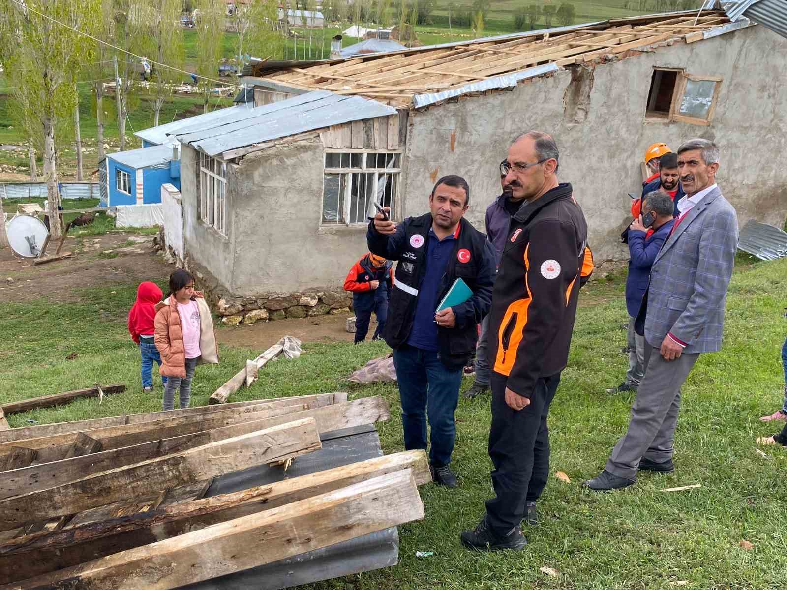 Ağrı’da fırtına çatıları uçurdu