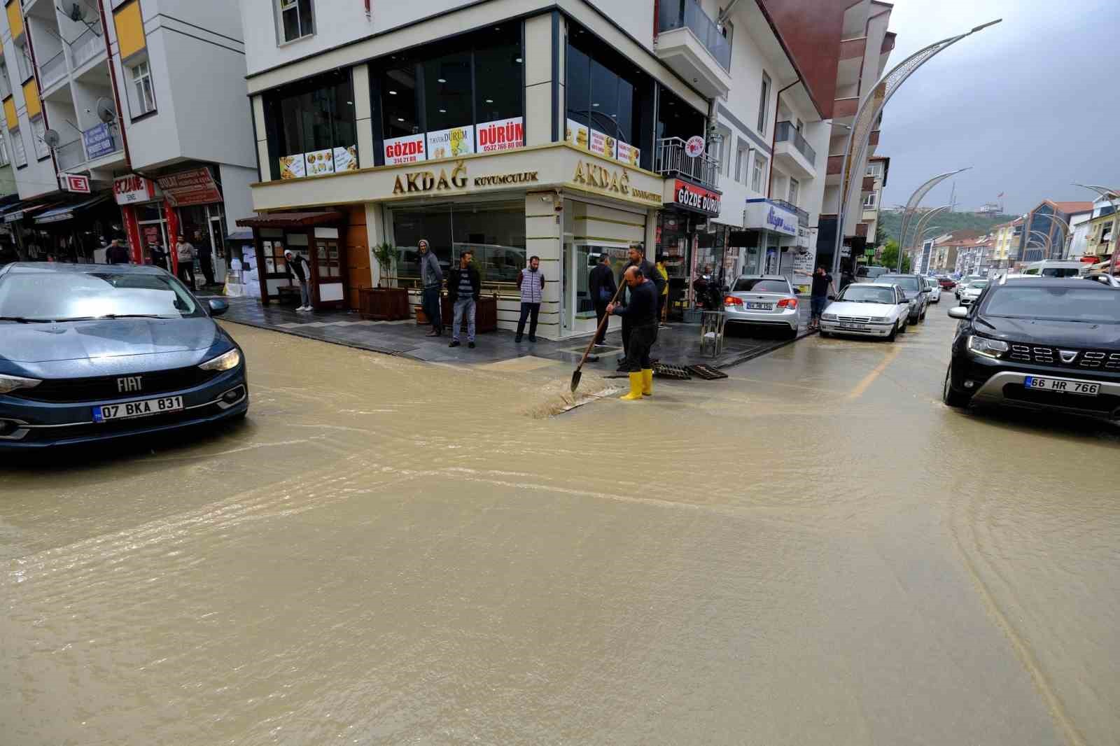 Akdağmadeni’nde sağanak ve dolu etkili oldu