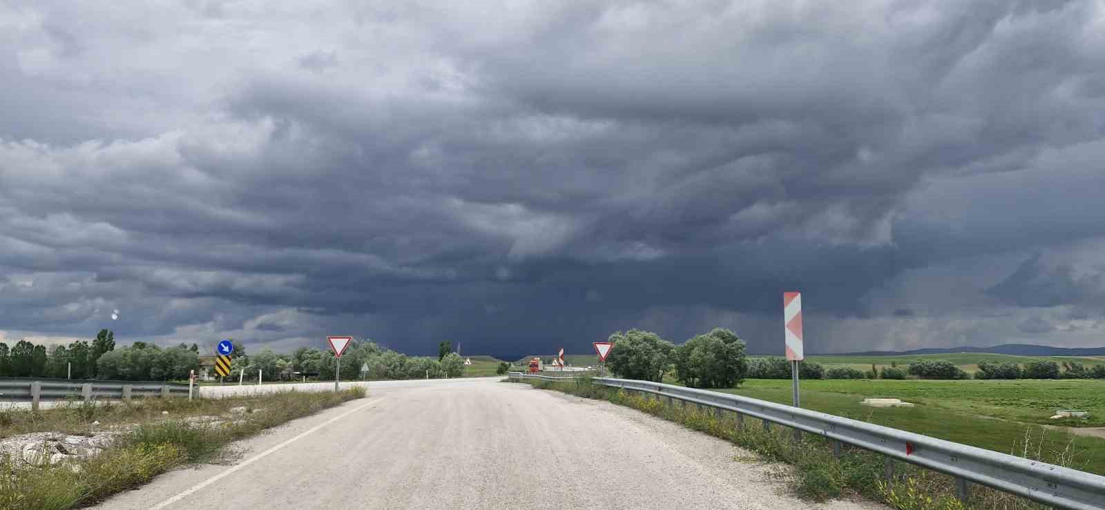 Alaca’da sağanak ve dolu yağış hayatı felç etti