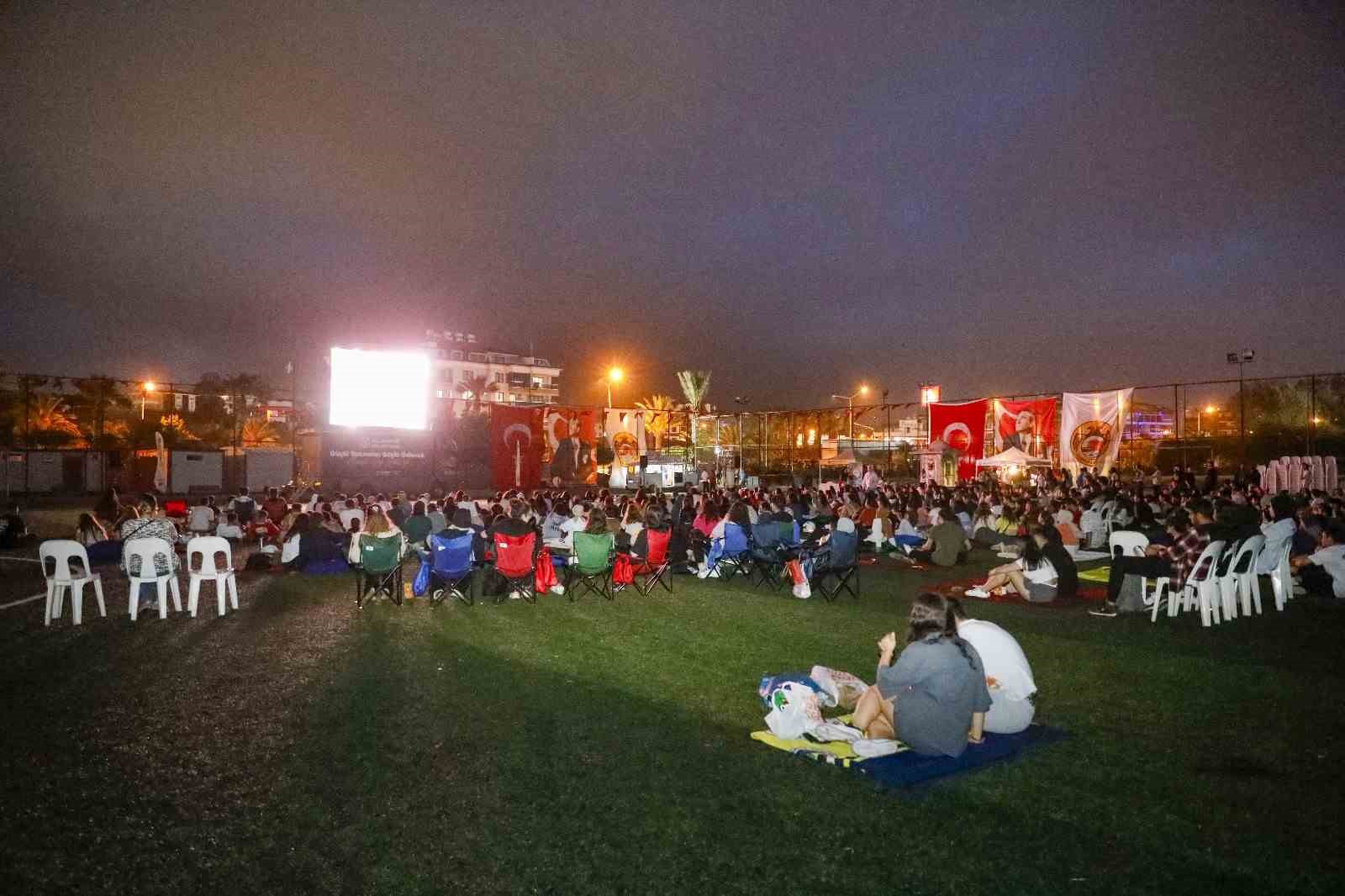 Alanya Belediyesi üniversite öğrencilerini Açık Hava Sineması’nda buluşturdu