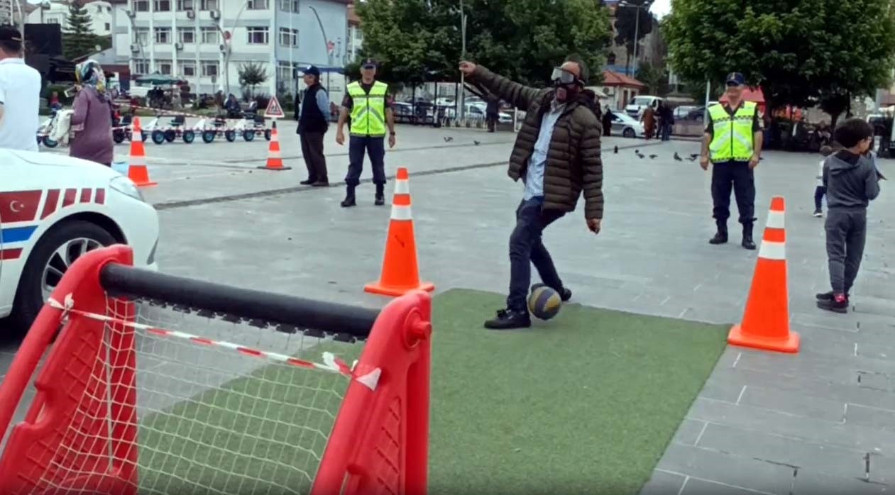 Alkol simülasyon gözlüğü takanlar komik anlara neden oldu