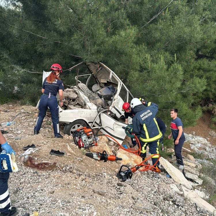 Antalya’da otomobil uçuruma yuvarlandı: 1 ölü, 3 yaralı