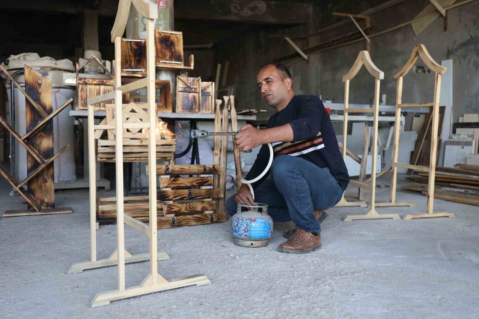 Atık ahşaplar, depremzede vatandaşın gelir kapısı oldu