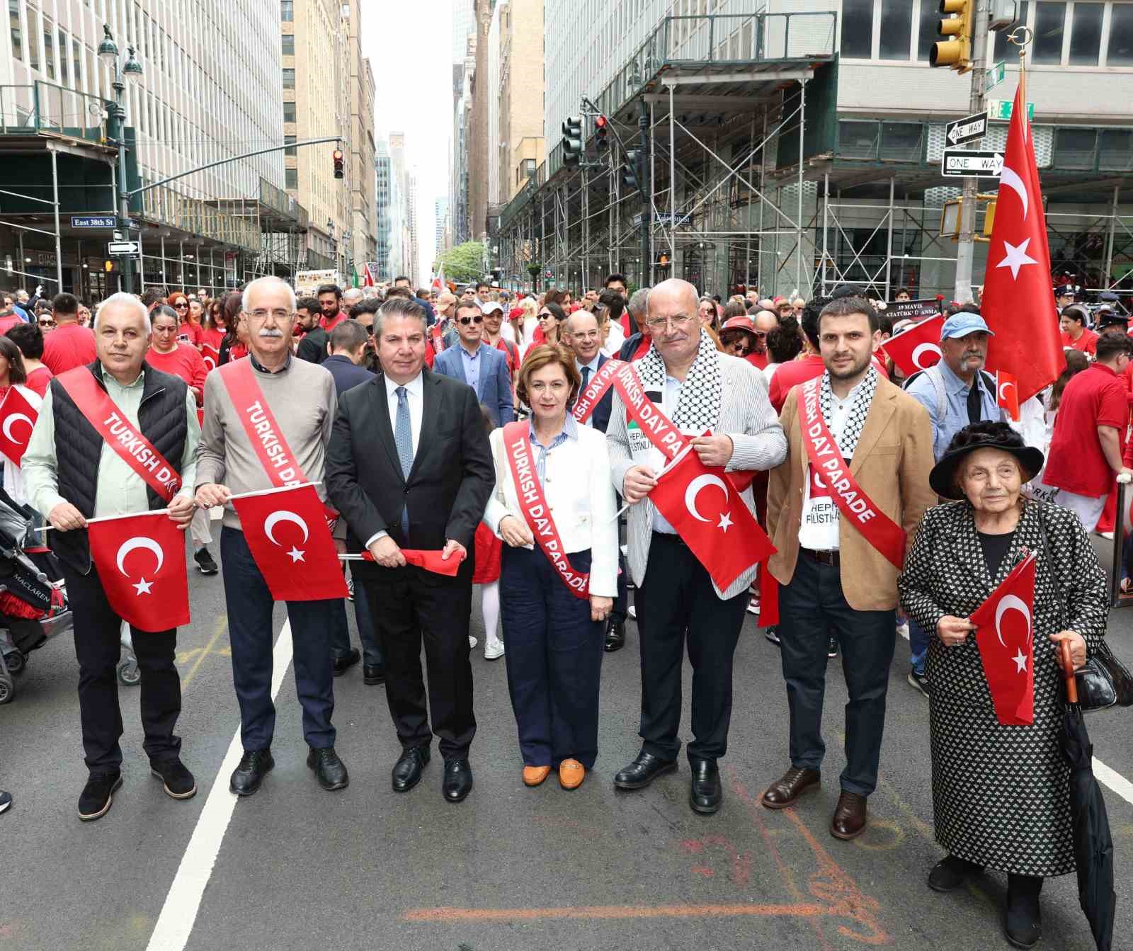 ATO YÖNETİM KURULU BAŞKANI GÜRSEL BARAN VE BERABERİNDEKİ ATO HEYETİ,