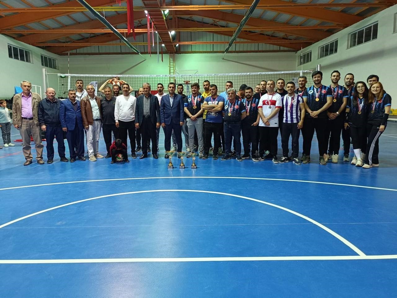 Aydıntepe’de kurumlar arası voleybol turnuvasının kazananı sağlık oldu