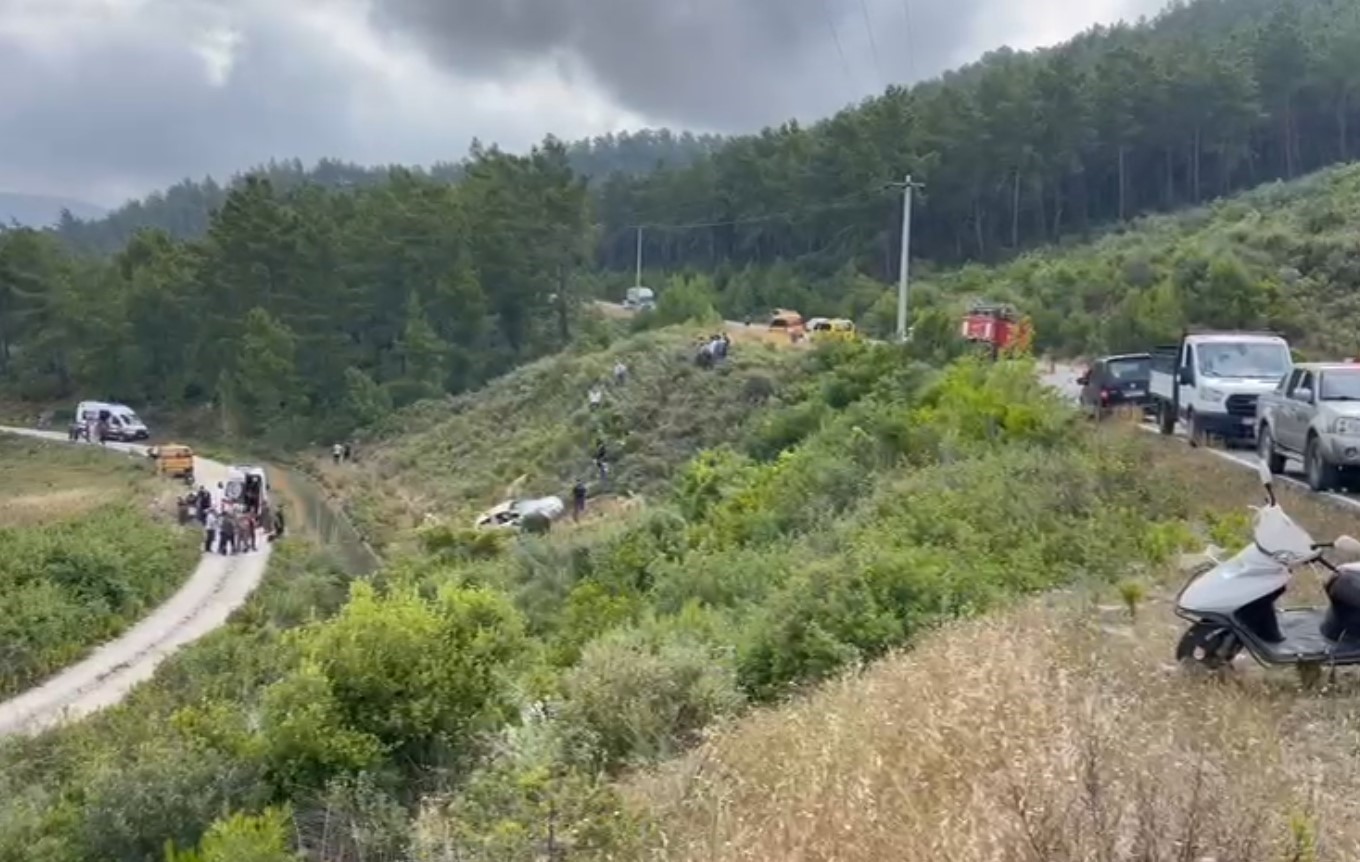 Bahçe işinden dönen aile kamyonetle şarampole yuvarlandı: 1 ölü, 1’i çocuk 3 yaralı