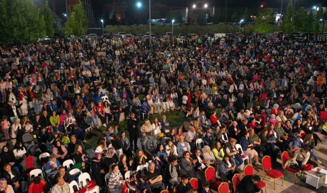 BALIKESİR'DE GENÇLİK FESTİVALİ KONSERLERİ