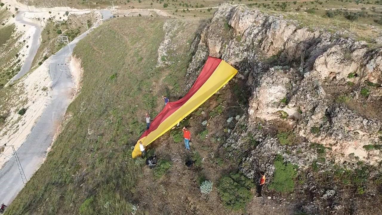 Batman’da 500 metrekarelik Galatasaray bayrağı tepeye asıldı