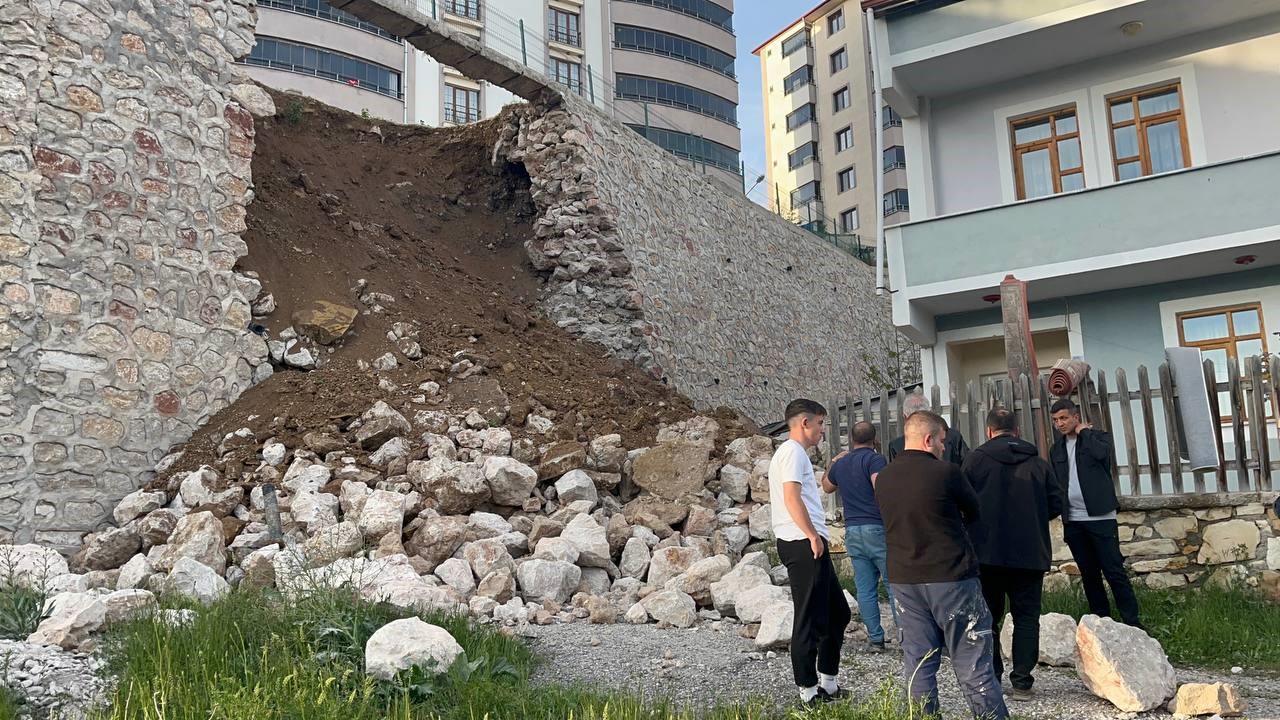 Bayburt’ta çocuk parkının istinat duvarı çöktü, alanda boşluk oluştu