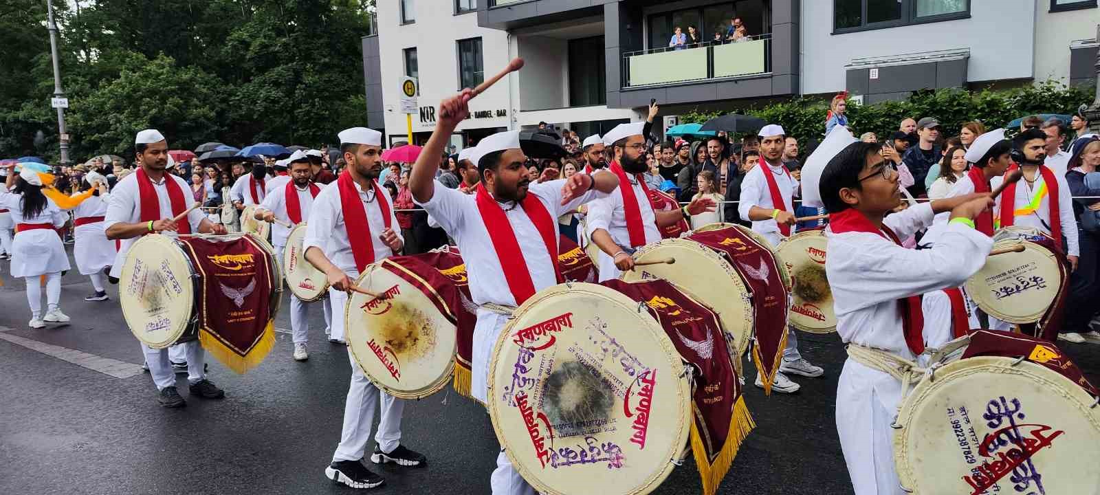 “Berlin Kültürler Karnavalı” renkli görüntülere sahne oldu