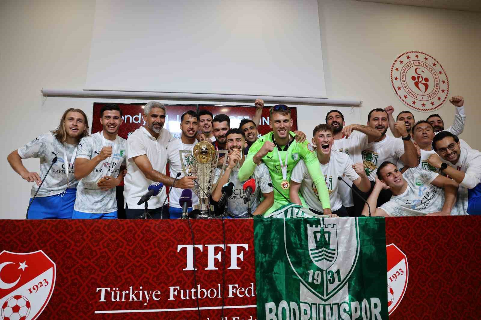 Bodrum FK’lı futbolcular basın toplantısını bastı