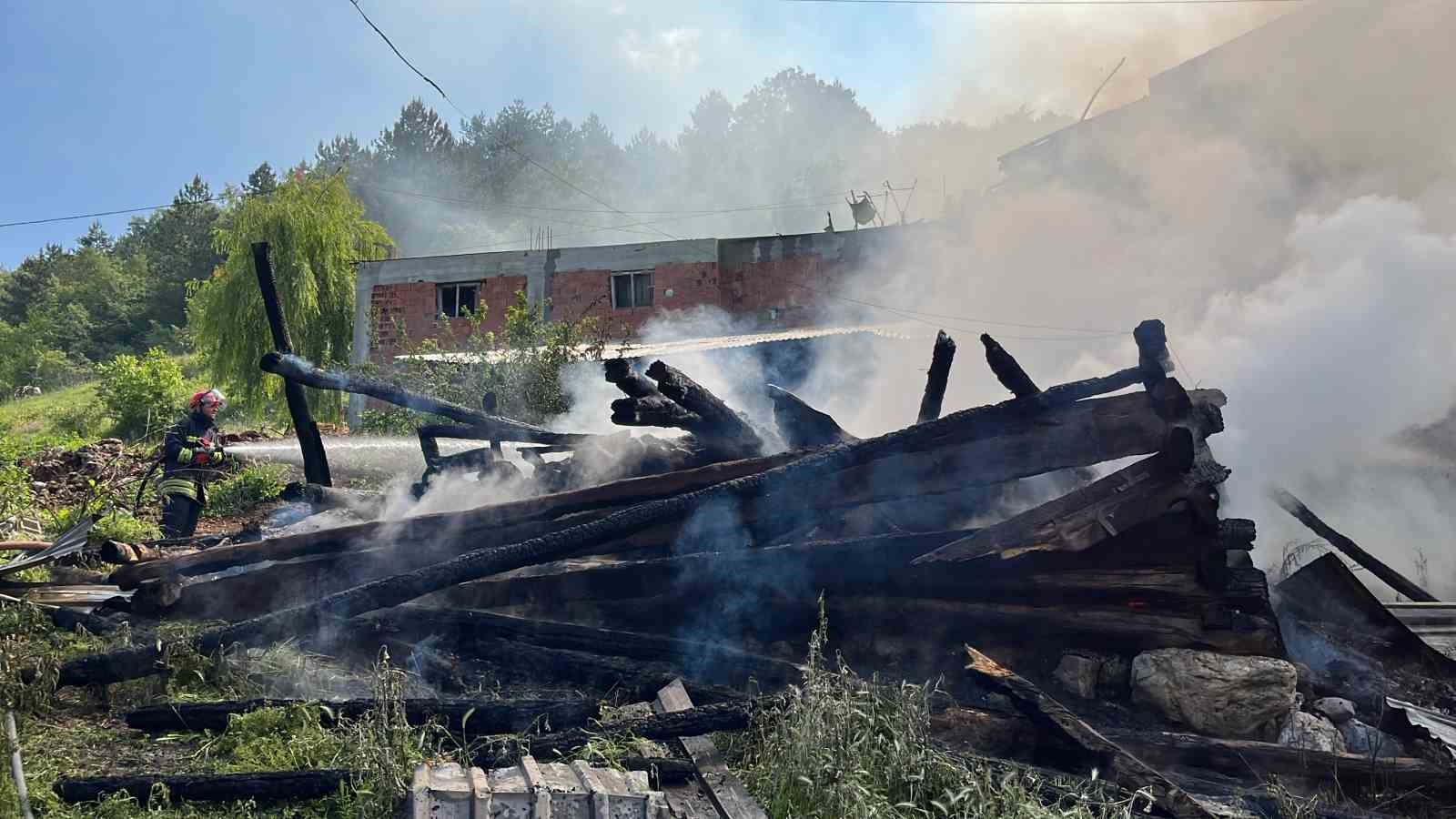 Bolu’da 2 samanlık ve odunluk alev alev yandı: Yangın havadan görüntülendi