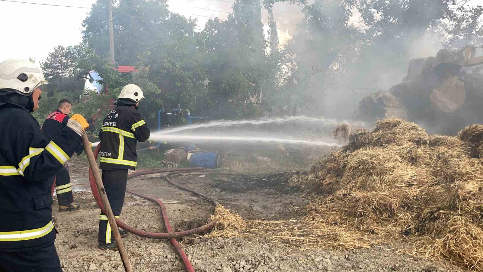 Burdur’da çıkan yangında 3 ton saman balyası yandı