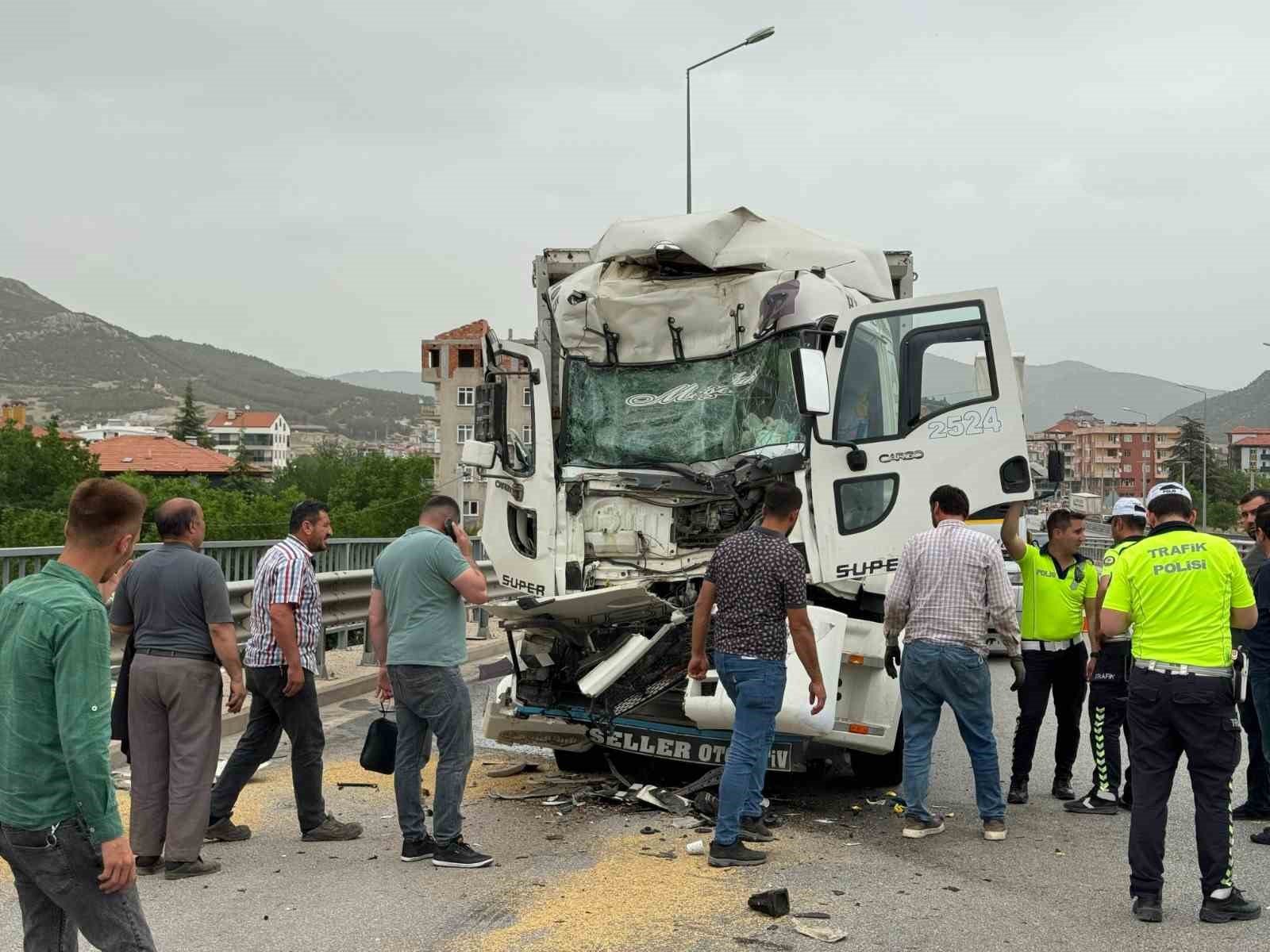 Burdur’da tıra arkadan çarpan kamyon sürücüsü yaralandı