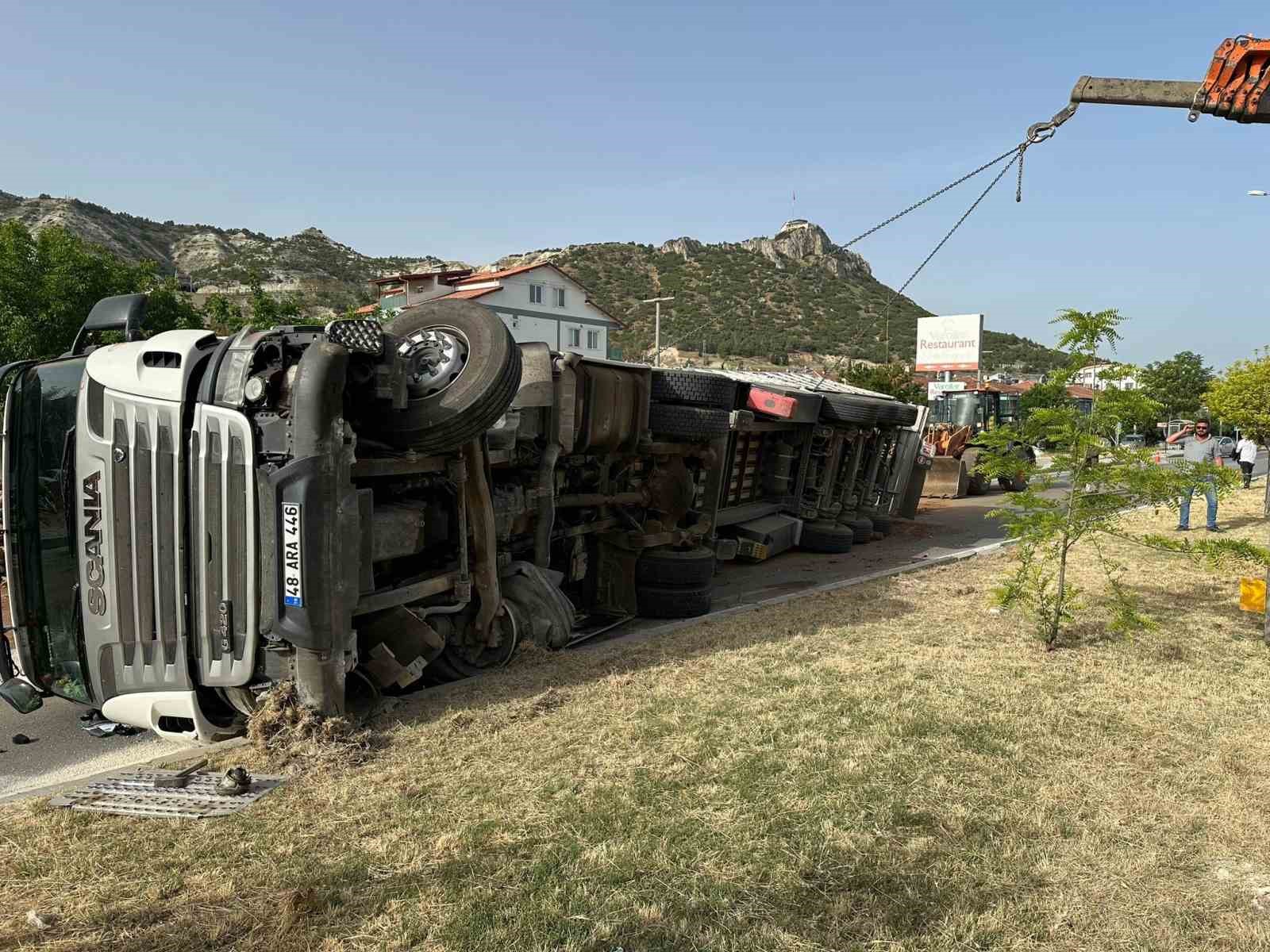 Burdur’da tomruk yüklü kamyon devrildi, yol trafiğe kapandı