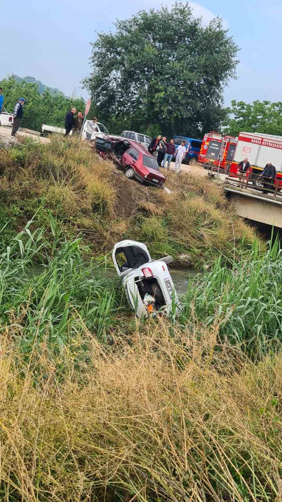 Bursa’da iki otomobil çarpıştı, biri dereye uçtu: 5’i ağır 8 yaralı