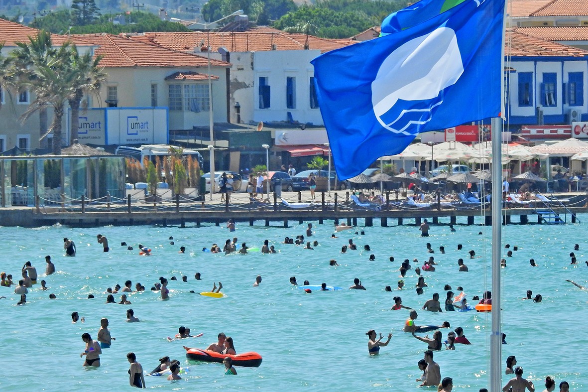 Çeşme’de 13 plaj ve 3 marinaya Mavi Bayrak