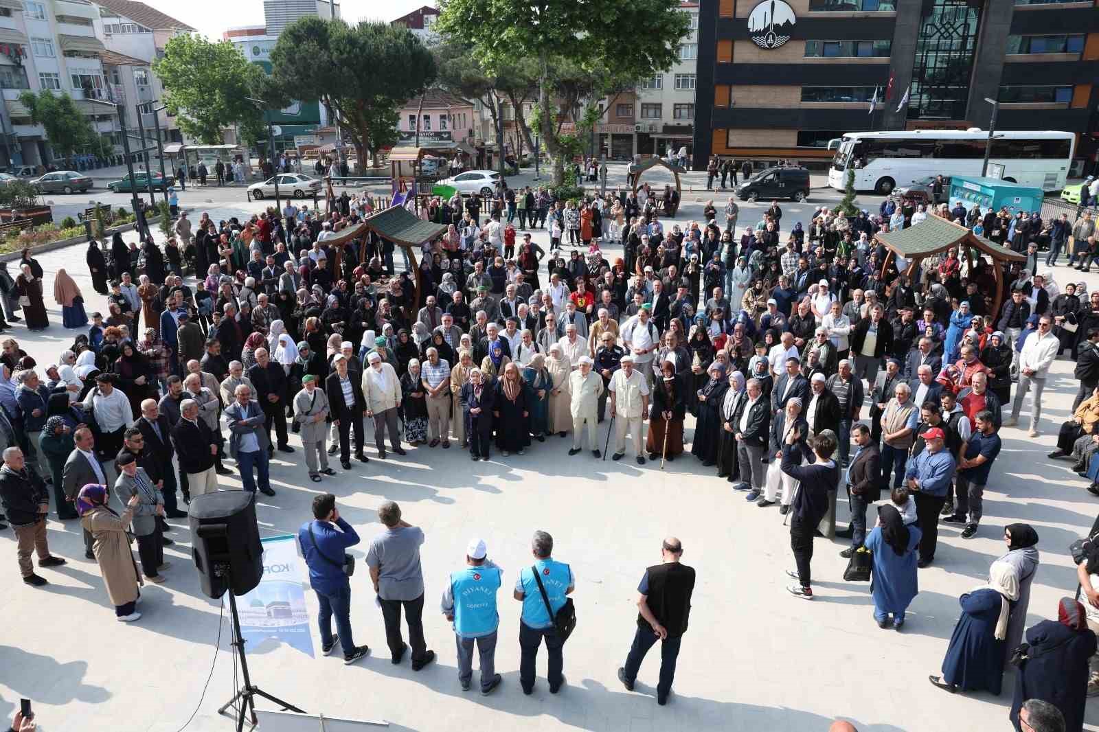 Derince’de hacı adayları dualarla uğurlandı