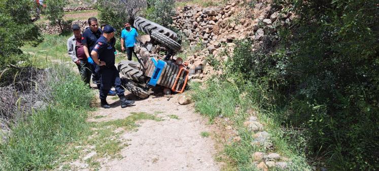 Devrilen traktörün altında kalan sürücü hayatını kaybetti