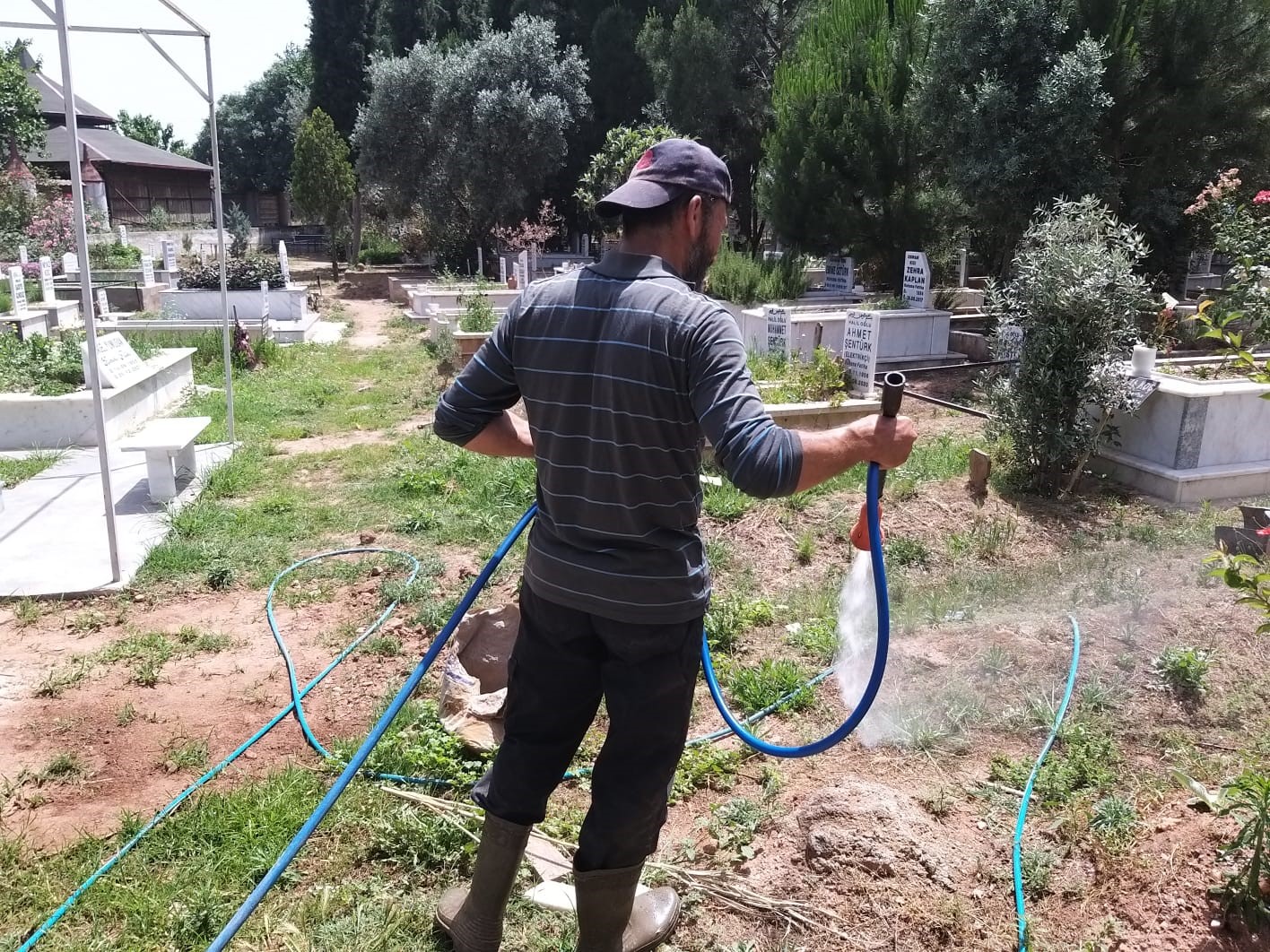 Efeler’de mezarlıklar temizleniyor