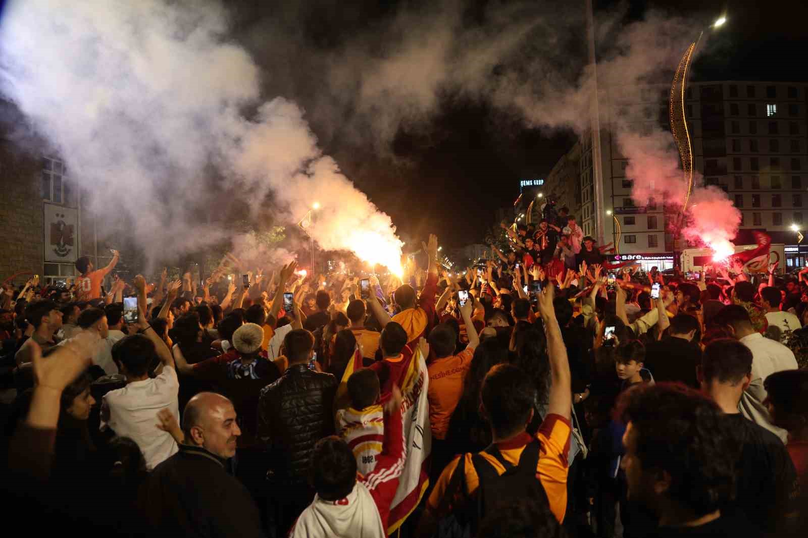 Elazığ’da Galatasaray taraftarlarının şampiyonluk coşkusu