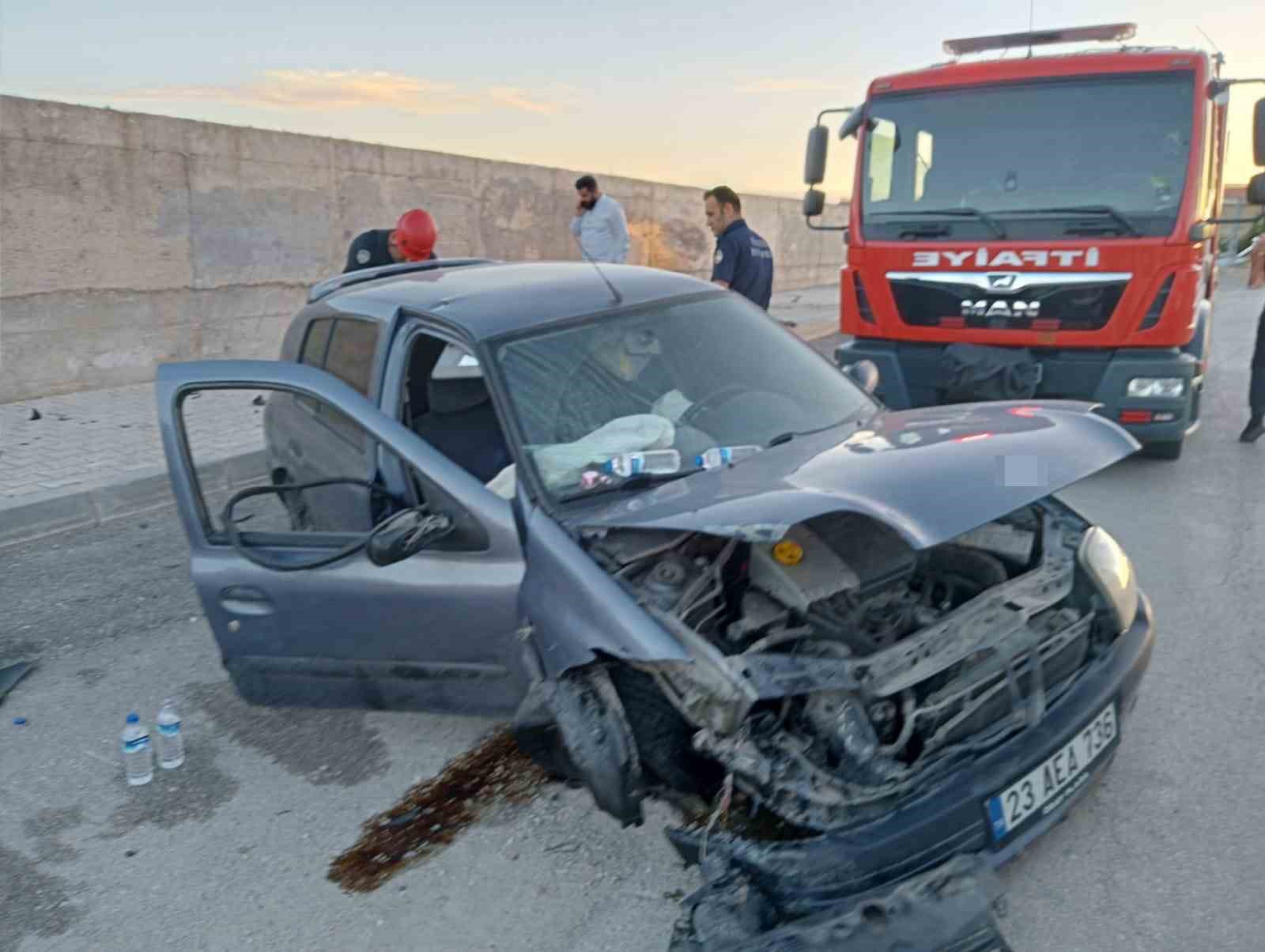 Elazığ’da otomobil duvara çarptı: 2 yaralı