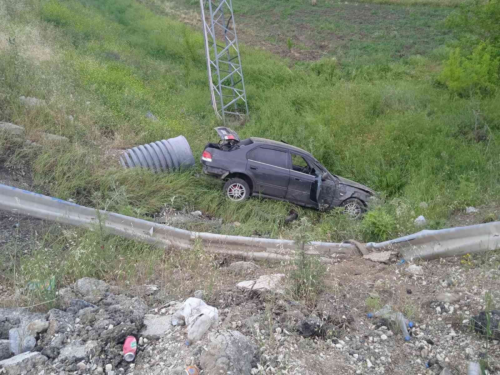 Elazığ’da otomobil şarampole uçtu: 2 yaralı