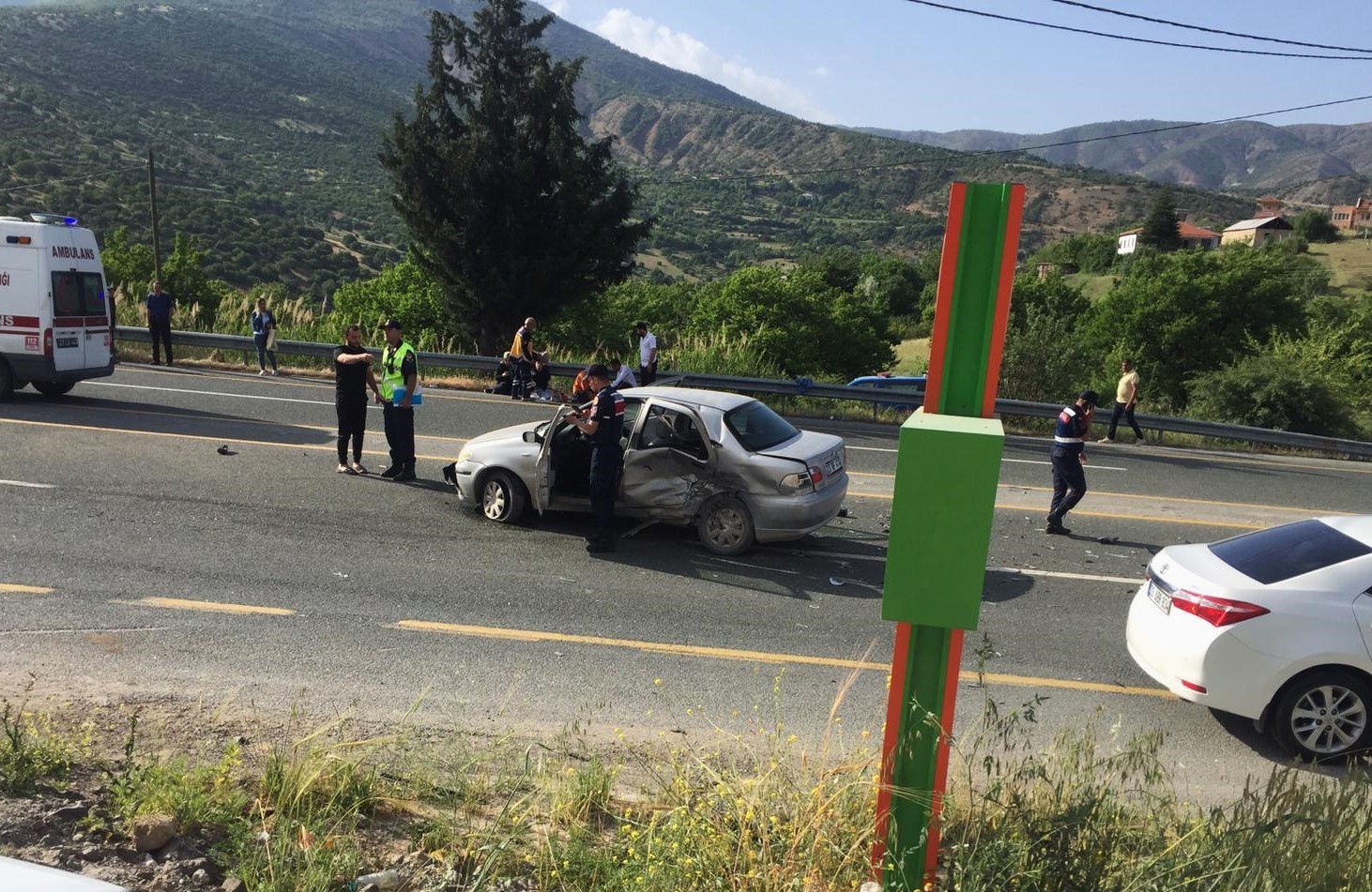 Elazığ’da trafik kazası: Çarpışan otomobillerden biri alev alev yandı, 1 kişi öldü 6 kişi yaralandı