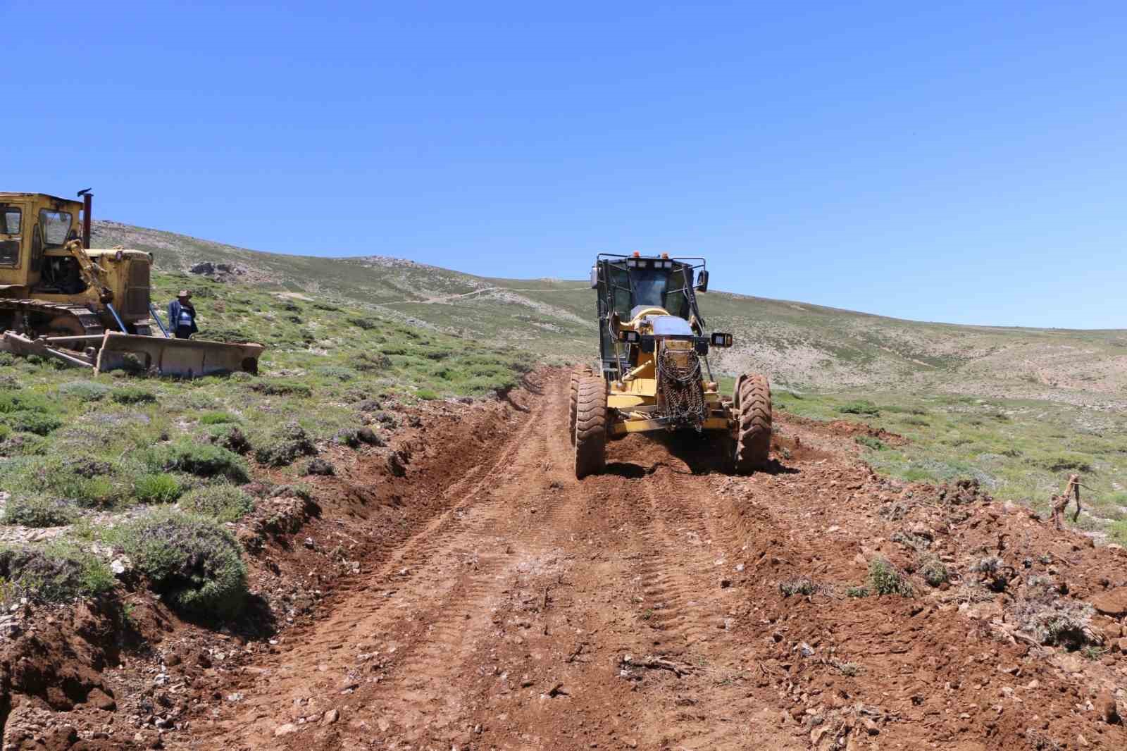 Elazığ’da  yayla yolu yapım çalışmaları sürüyor