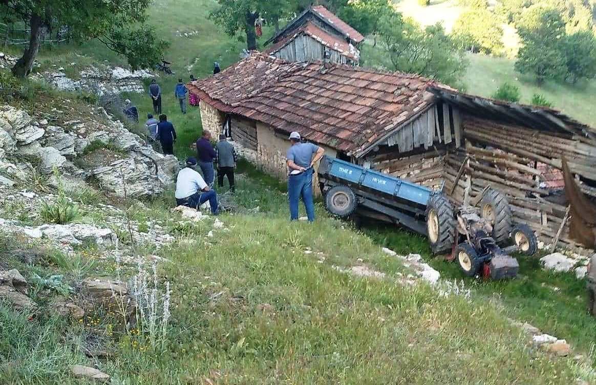 Emet’te devrilen traktörün altında kalan genç hayatını kaybetti