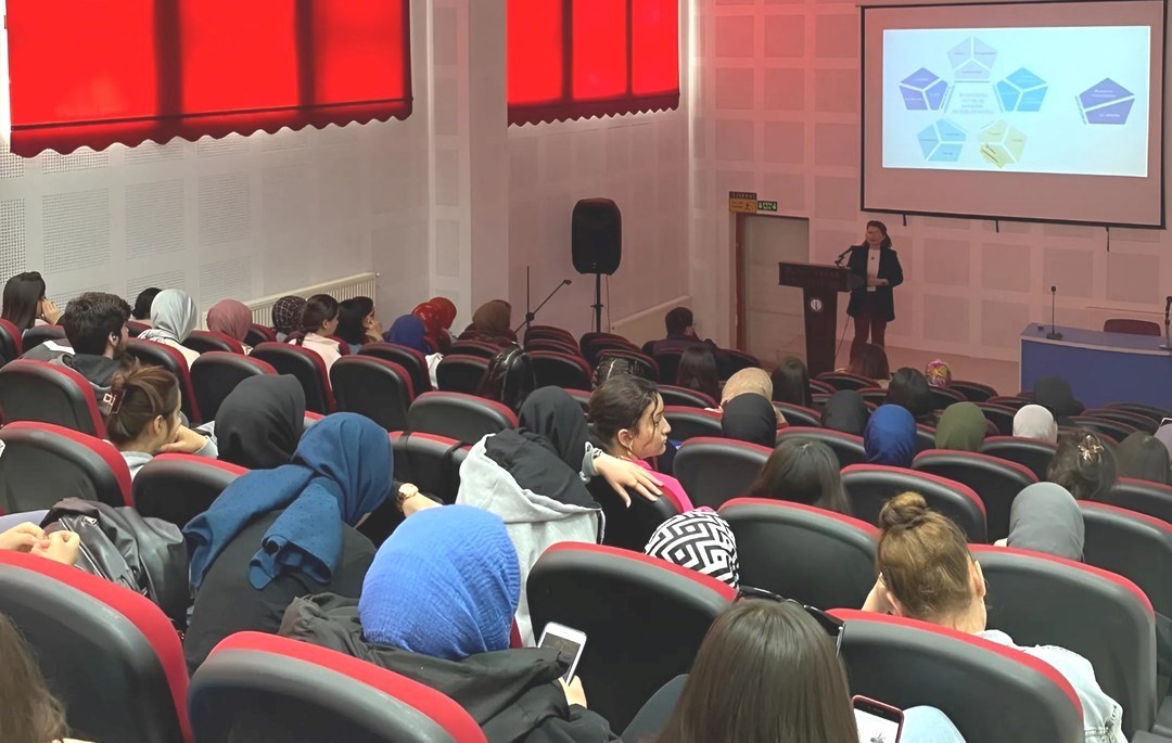 Emet’te “Eğitimde Sosyal-Duygusal Becerilerin Desteklenmesi ve Etkili İletişim’ konulu konferans