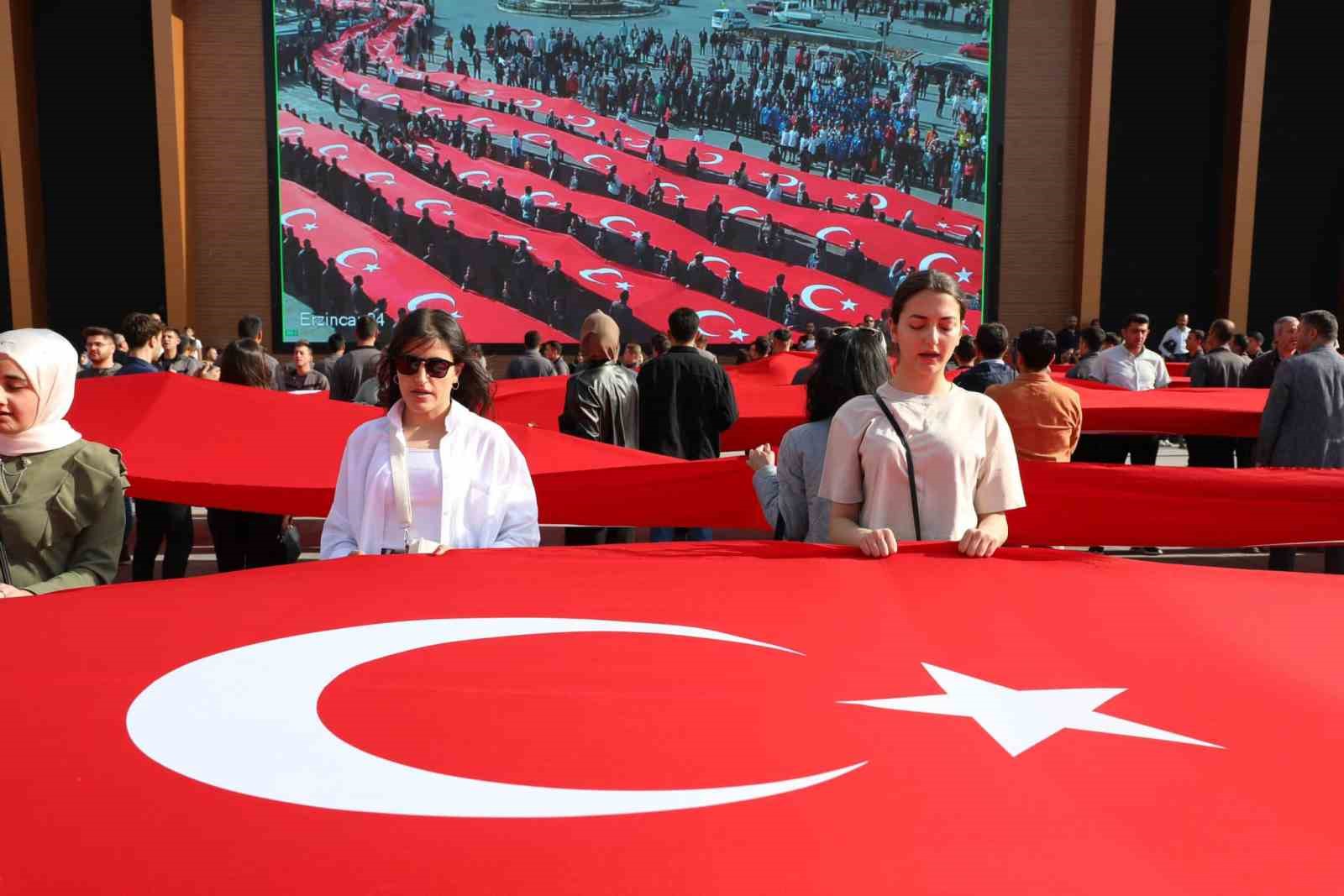 Erzincan’da 500 metre uzunluğundaki Türk bayrağıyla ‘Gençlik Yürüyüşü’ yapıldı