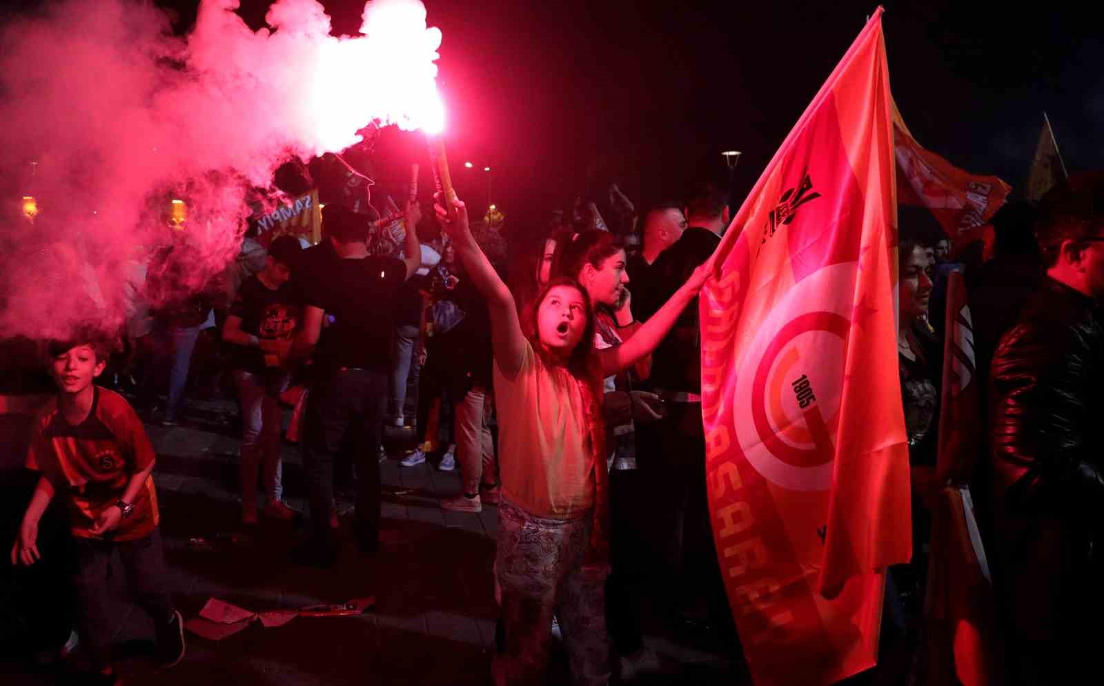 Erzincan’da Galatasaray taraftarları meydanı panayır alanına çevirdi