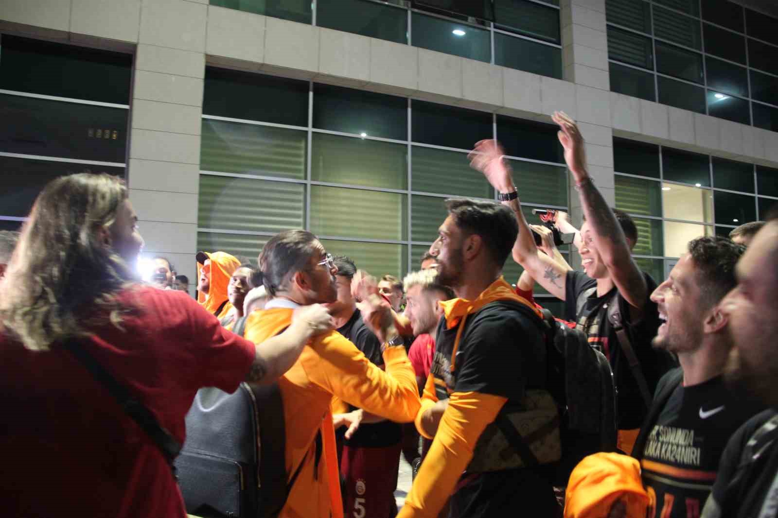 Galatasaray, Konya Havalimanı’nda taraftarları ile şampiyonluğu kutladı