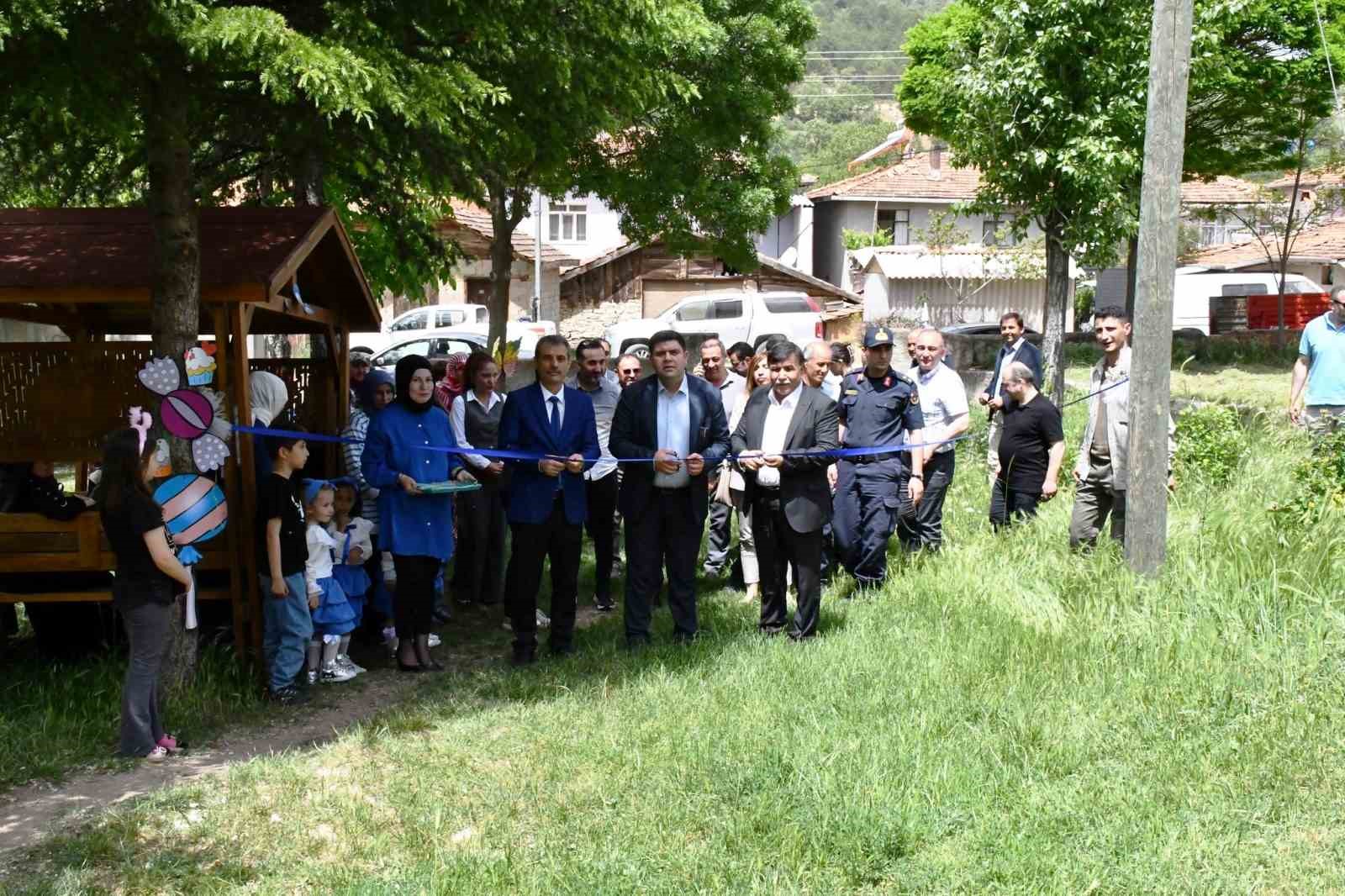 Göncek köyü anasınıfı öğrencilerinin el işi ürünleri doğayla içi içe sergilendi