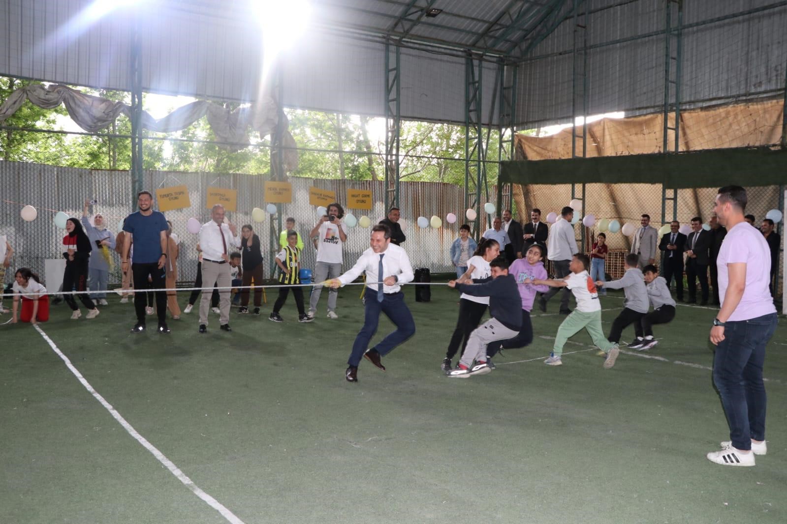 Hakkari’de “Geleneksel Çocuk Oyunları Şenliği” düzenlendi