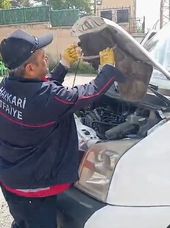 Hakkari’de minibüsün motor kaputuna giren yılanı itfaiye ekipleri çıkardı