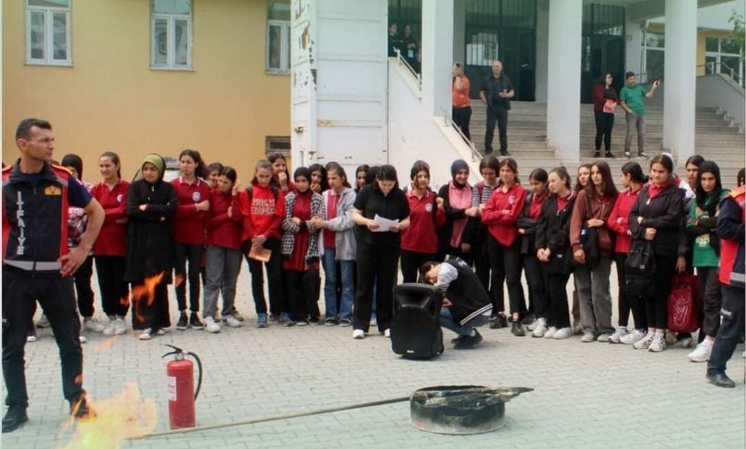 IĞDIR'DA LİSE ÖĞRENCİLERİNE YANGIN