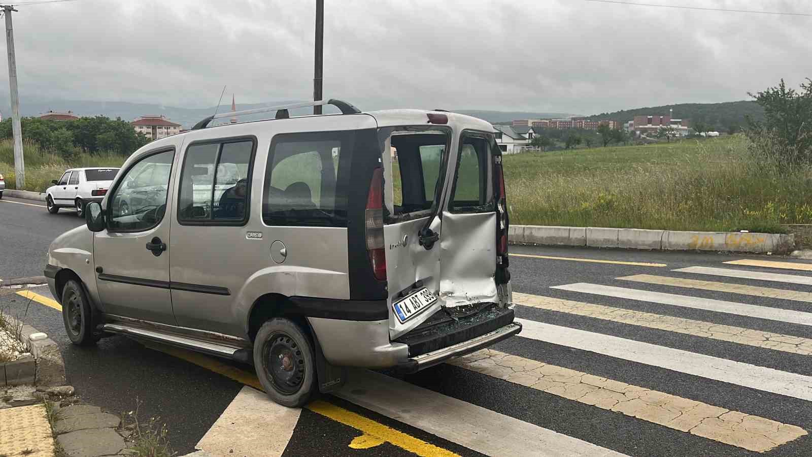 Işıkta durmayan kamyonet, ticari araca çarptı: 2 yaralı