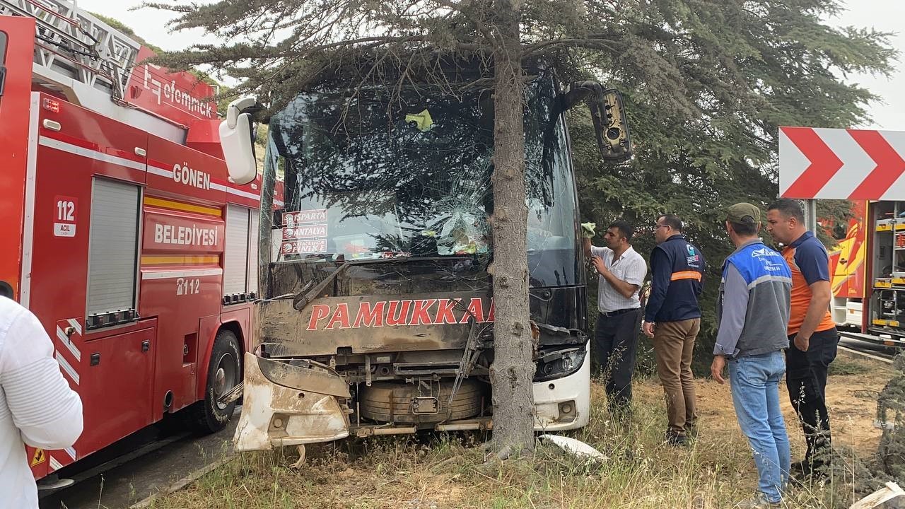 Isparta’da kontrolden çıkan yolcu otobüsü ağaca çarptı: İlk belirlemelere göre 11 yaralı var