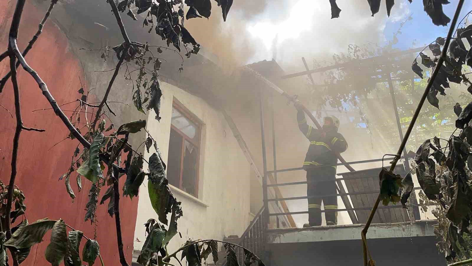 Isparta’da sobadan çıkan yangında ev kullanılamaz hale geldi