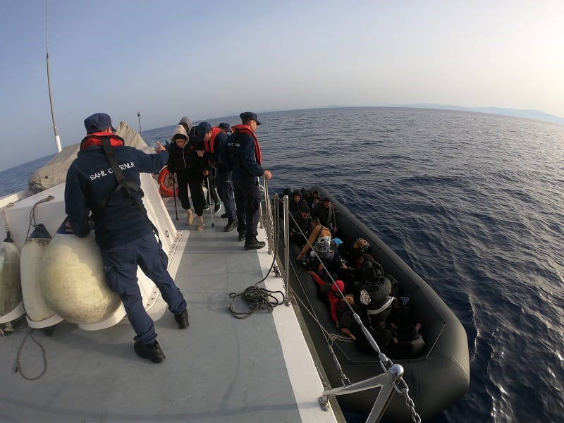 İzmir açıklarında 30 düzensiz göçmen yakalandı, 25’i çocuk 58 göçmen kurtarıldı