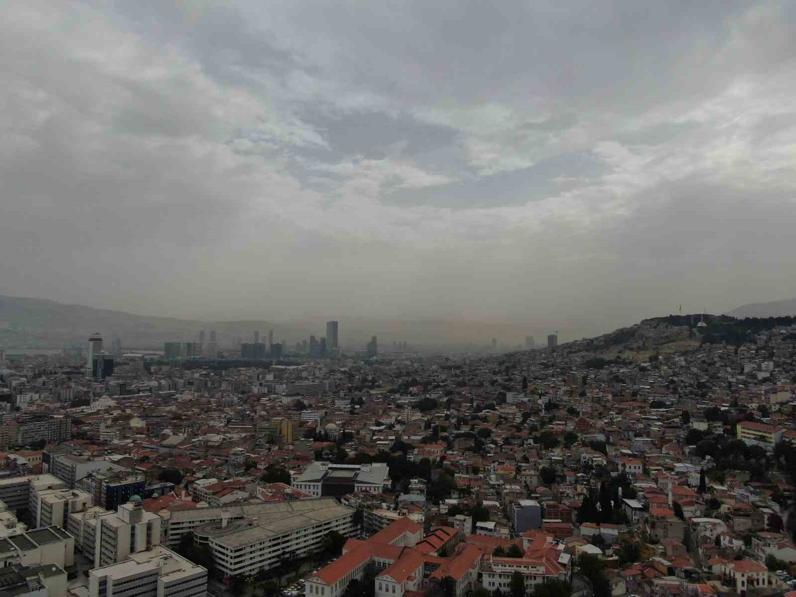 İzmir’de hava griye döndü, çöl tozu sis gibi kente çöktü