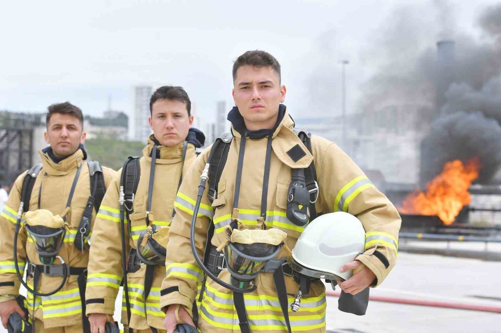 İzmir’in genç itfaiyecileri sıkı eğitimlerle göreve hazırlanıyor