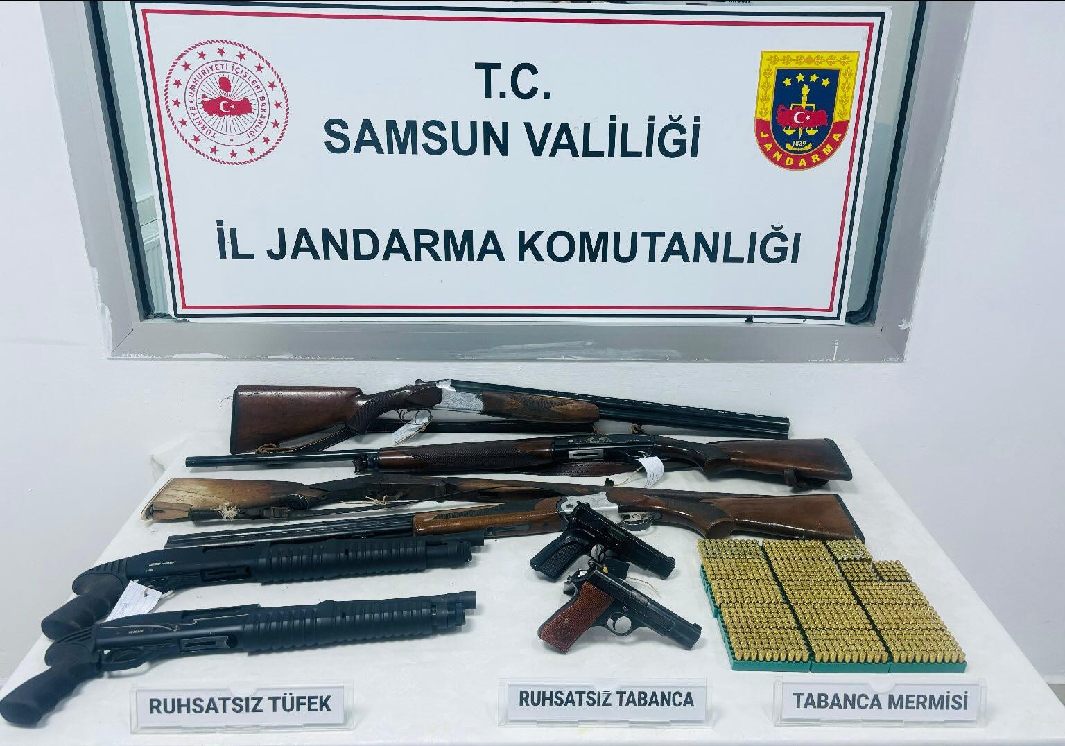 Jandarma ekiplerinden silah ve mühimmat operasyonu